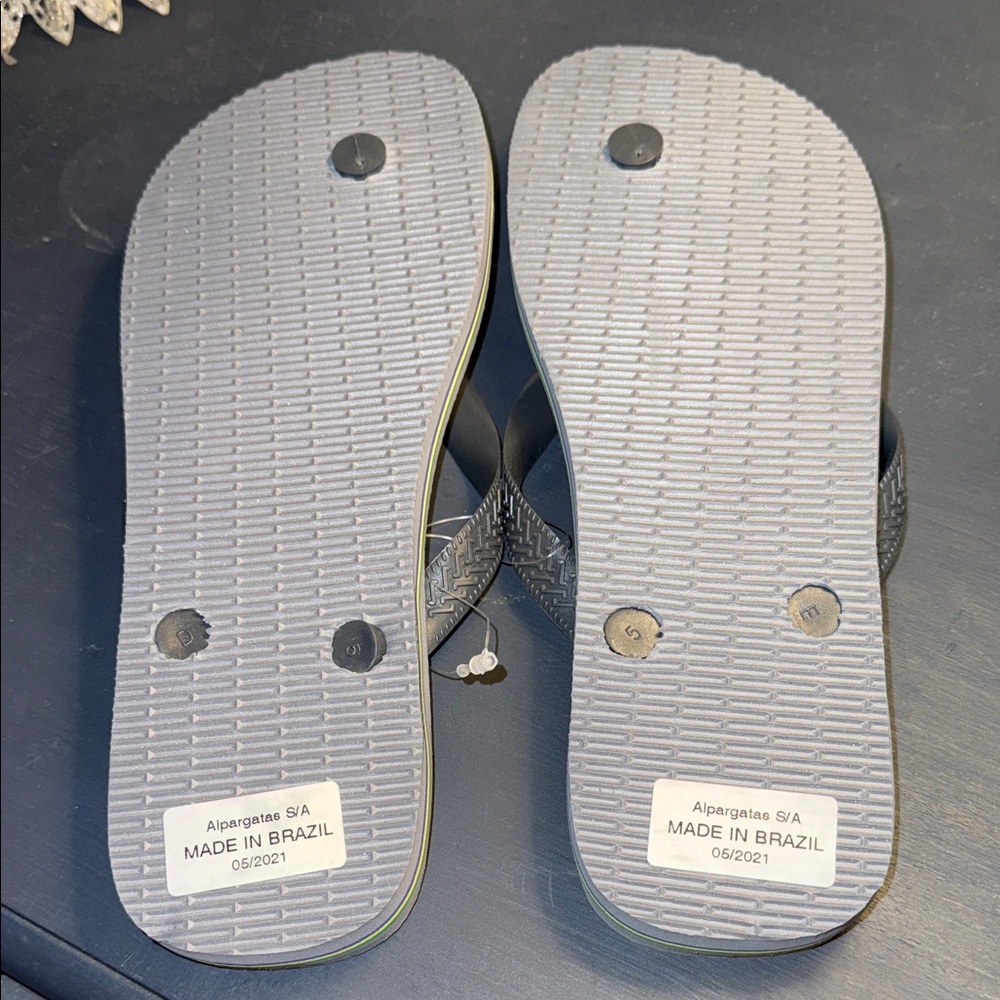Havaianas Gray and Black Flip Flops NWT BEACH, lake, boat, summer, casual sandal - Picture 5 of 6